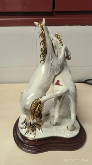 Figura de porcelana de caballos con base de madera