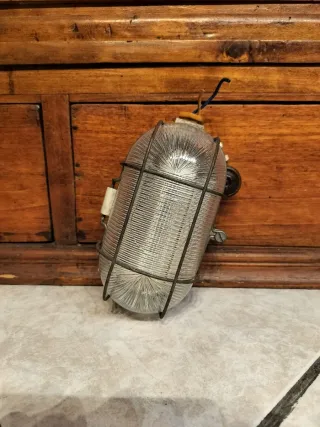 Lampada industriale in ghisa e vetro