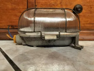 Lampada industriale in ghisa e vetro