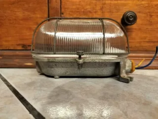 Lampada industriale in ghisa e vetro