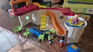 Casa de juegos Playmobil con figuras y accesorios