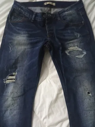 Pantalones vaqueros desgastados