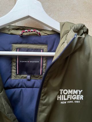 Chaqueta Tommy Hilfiger niño con capucha.