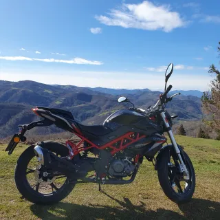 Benelli BN 125 Negra y Roja