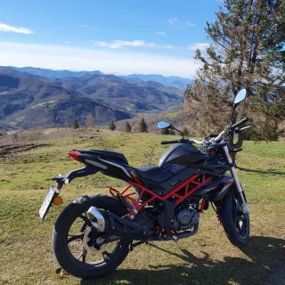 Benelli BN 125 Negra y Roja
