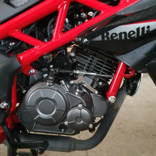 Benelli BN 125 Negra y Roja