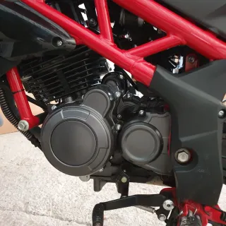Benelli BN 125 Negra y Roja