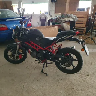Benelli BN 125 Negra y Roja