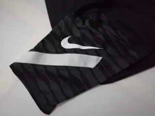 Camiseta Nike Slim Fit Dri-Fit Negra
