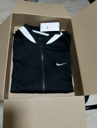 Chaqueta Nike deportiva negra y blanca