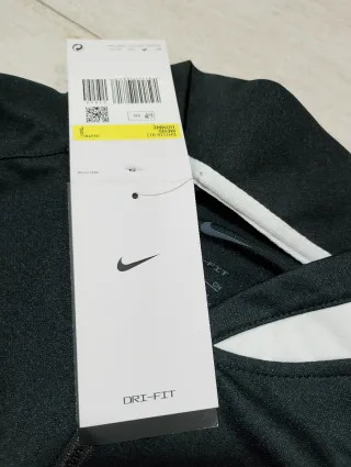 Chaqueta Nike deportiva negra y blanca