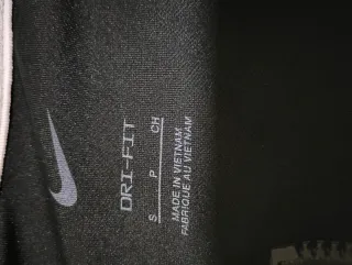 Chaqueta Nike deportiva negra y blanca