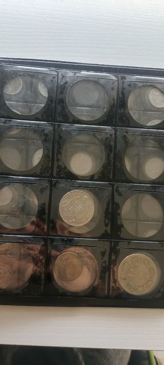 Album con lote de 89 monedas pesetas