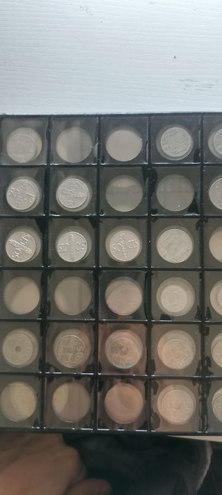 Album con lote de 89 monedas pesetas