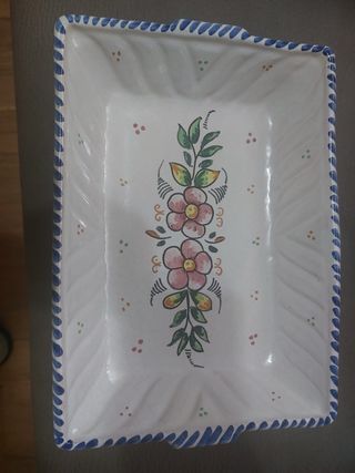 Fuente cerámica decorada flores