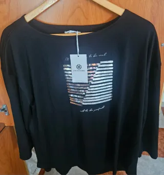 Camiseta negra con lentejuelas