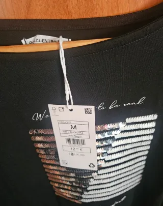 Camiseta negra con lentejuelas