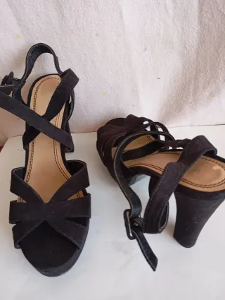 Sandalias de tacón negras para mujer