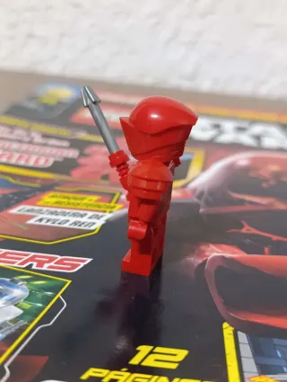 Lego figura y revista