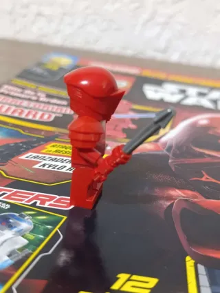 Lego figura y revista