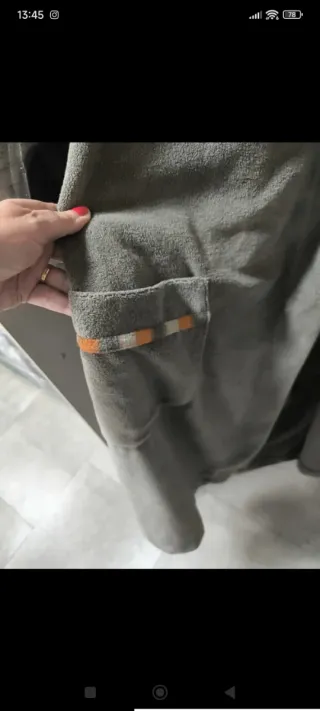 Batín de estar por casa gris con detalles naranjas