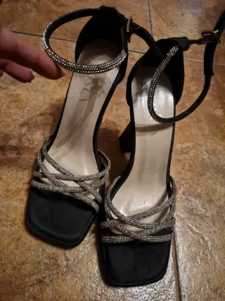 Tacones negros adornados talla 37