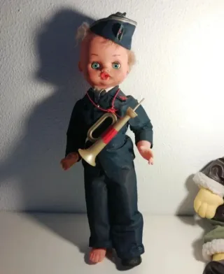 Muñeca militar antigua con trompeta