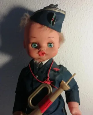 Muñeca militar antigua con trompeta
