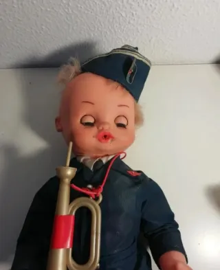 Muñeca militar antigua con trompeta