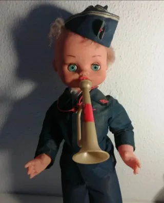 Muñeca militar antigua con trompeta