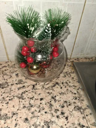 Composizione natalizia con vaso trasparente