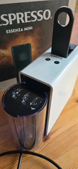 Cafetera Nespresso modelo Essenza color Blanca