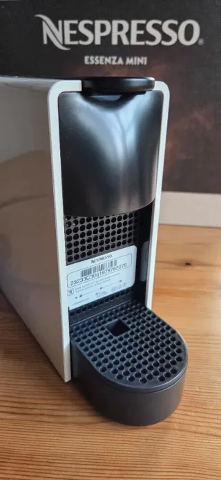 Cafetera Nespresso modelo Essenza color Blanca