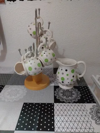 Juego de tazas de cerámica con soporte