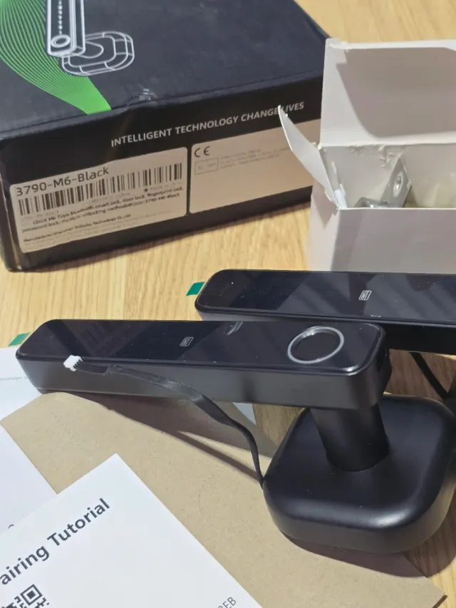 Serratura intelligente con impronta digitale e codice