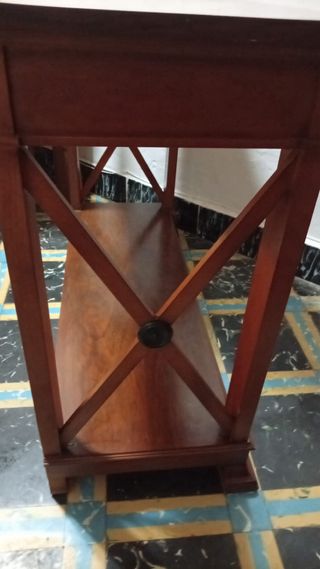 Mesa de madera marrón