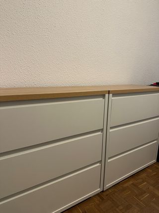 Par de cómodas de madera y plástico