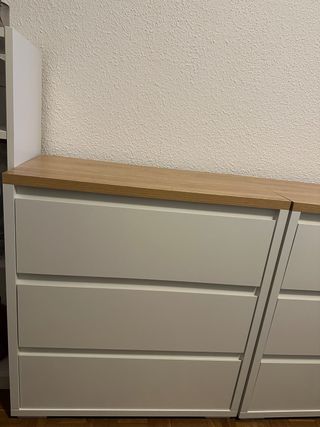 Par de cómodas de madera y plástico