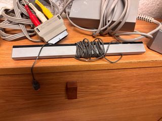 Nintendo Wii bianca con cavi