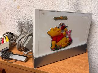 Nintendo Wii bianca con cavi