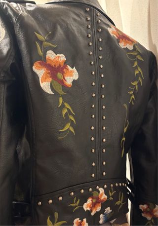 Chaqueta negra bordada con tachuelas