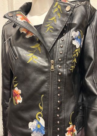 Chaqueta negra bordada con tachuelas