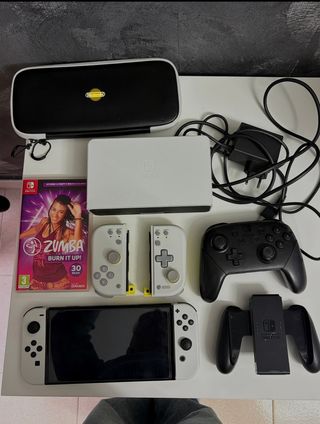 Nintendo Switch OLED con accessori