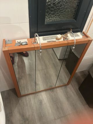 Espejo de baño con marco de madera