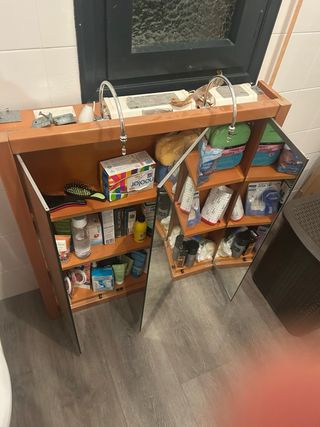 Espejo de baño con marco de madera