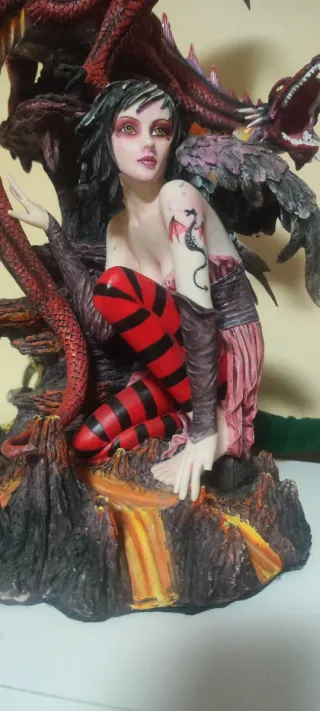 Les Alpes.Fata gotica con drago rosso