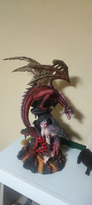 Les Alpes.Fata gotica con drago rosso