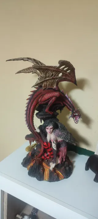 Les Alpes.Fata gotica con drago rosso