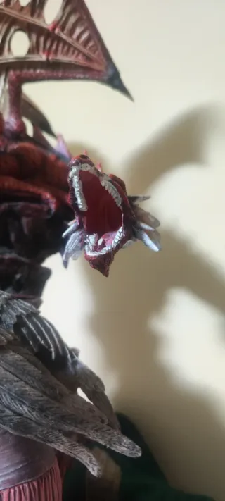 Les Alpes.Fata gotica con drago rosso