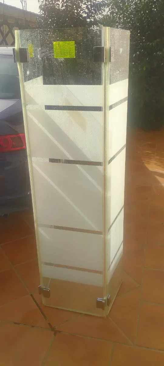 Mampara de bañera de cristal y metal